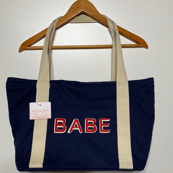 Ingrid & Isabel Handbags - NWT Ingrid and Isabel Babe Weekender Bag
